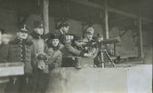 Soldaten der k.u.k.-Armee auf dem Schießplatz mit einem Maschinengewehr.