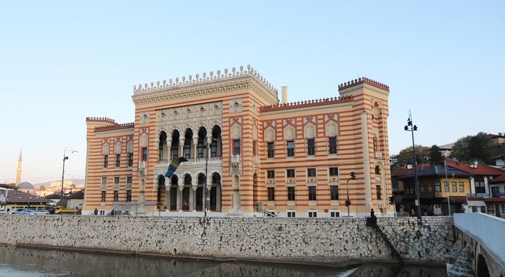 Das Rathaus von Sarajevo beherbergte einst die Nationalbibliothek von Bosnien und Herzegowina. Während der Belagerung wurde sie 1992 zum Ziel von Artilleriebeschuss und brannte ab. Etwa 2 Millionen Bücher und Dokumente - unwiderbringliches Kulturgut - wurden ein Raub der Flammen. (Foto: Truppendienst/Gerold Keusch)