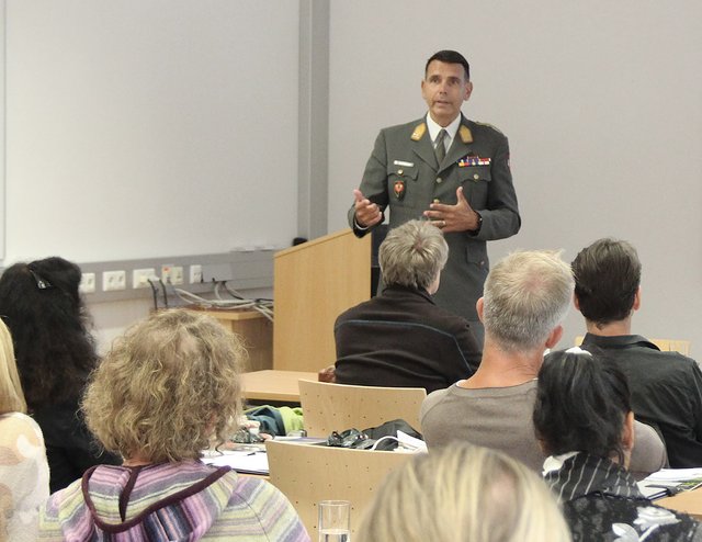 Generalmajor Bruno Hofbauer, stellvertretender Chef des Generalstabes, als Vortragender beim Seminar für Informationsoffiziere/extern. (Foto: Bundesheer/Rene Auer)