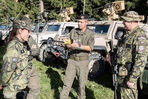 Ein Sprachmittler des ÖBH beim Übersetzen während einer internationalen Übung mit Beteiligung tschechischer Soldaten. (Foto: SIB/Christian Leneis)