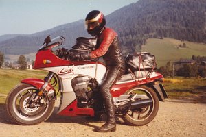 Luis mit "Sack und Pack" auf seinem Motorrad, der damals schnellsten in Serie produzierten Straßenmaschine. (Foto: Archiv Wildpanner)