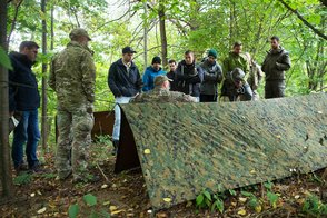 Die Ausbilder des Jagdkommandos erklären, wie man mit einfachen Planen einen Unterschlupf baut. (Foto: Bundesheer/Gunter Pusch)