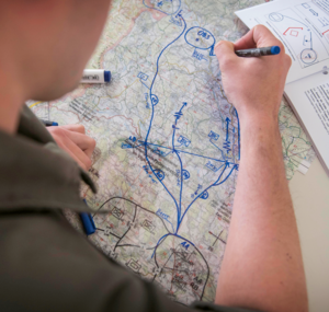 Planungsschritte für den Einsatz eines Bataillons in der Taktikausbildung. (Foto: HBF/Trippolt)