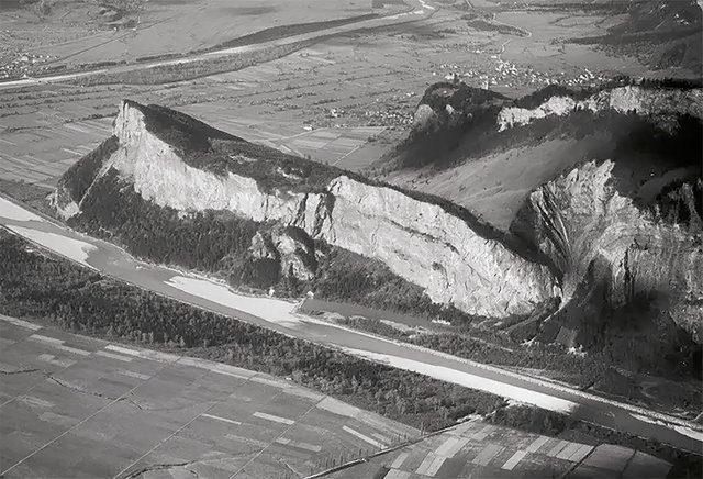 Das Foto aus 1925 zeigt die dominante Lage des Felsens Ellhorn und den Verlauf des Rheins. Der Felsen lag damals noch in Liechtenstein. (Foto: Walter Mittelholzer/gemeinfrei)
