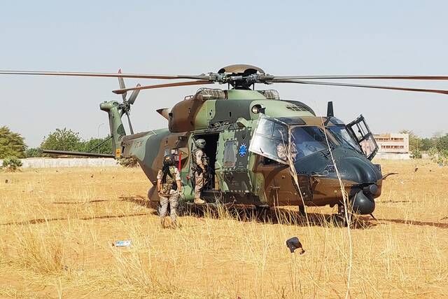 Ein spanischer Transporthubschrauber (NH90) stellt den Transport zwischen dem Hauptquartier und den dezentralen Ausbildungsorten sicher. (Foto: Bundesheer/Gunter Pusch)