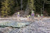 Eine Schießtafel mit Tarnvorhang, die ein Auto darstellt. (Foto: Bundesheer/Thomas Lampersberger)