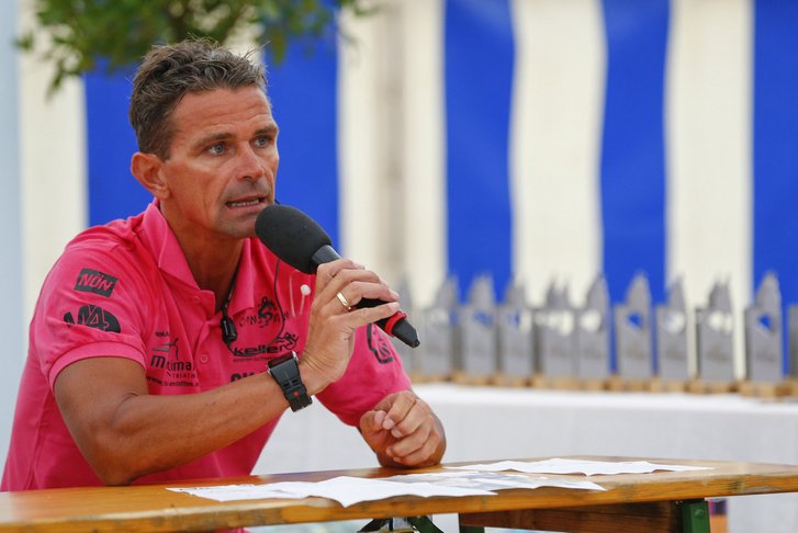 Bernhard Keller bei der Wettkampfbesprechung. (Foto: Günther Iby)