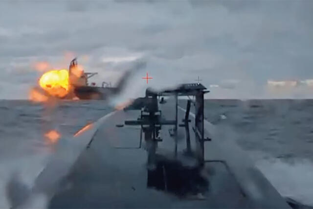 Eine ukrainische Drohne detoniert auf einem Schiff der russischen Schattenflotte. (Foto: Security Service of Ukraine; gemeinfrei)
