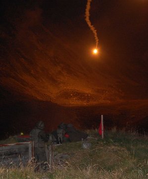 Die Leuchtgranate eines Panzerabwehrrohres beleuchtet ein Tal im Gebirge. (Foto: Bundesheer/Gerald Stiegler)