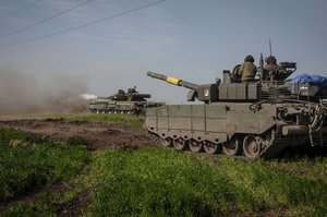 Russische Kampfpanzer T-80, die von der Ukraine erbeutet und rasch an der Front eingesetzt wurden. (Foto: MOD Ukraine; gemeinfrei)