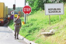 Slowenische Grenztafel und LKW-Kolonne nahe Spielfeld/Šentilj. (Foto: Bundesheer)