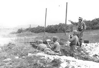 Schießausbildung am 12.7-mm-üsMG M1. Schießen unter Gefechtsbedingungen – auch in der Gruppe oder im Zug – war ein wichtiger Teil der Ausbildung. (Foto: Archiv Vyskocil)