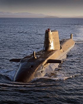 Britisches Atom-U-Boot der neuesten Generation: Die HMS "Ambush" der Astute-Klasse vor Schottland. (Foto: LA(Phot) Paul Halliwell/MOD, OGL v1.0)