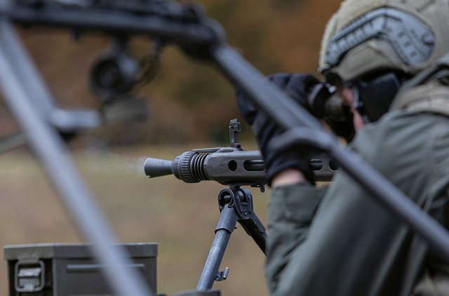 Schießausbildung während der Übung mit dem Maschinengewehr. Die Soldaten des Maschinengewehrtrupps beobachten die Wirkung im Ziel bzw. das Schießergebnis und geben dem Ausbilder eine Rückmeldung bzw. eine Zielkorrektur. (Foto: Felix Brader)