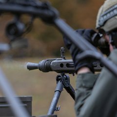 Schießausbildung während der Übung mit dem Maschinengewehr. Die Soldaten des Maschinengewehrtrupps beobachten die Wirkung im Ziel bzw. das Schießergebnis und geben dem Ausbilder eine Rückmeldung bzw. eine Zielkorrektur. (Foto: Felix Brader)