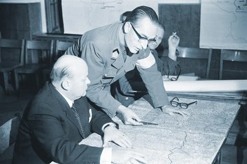 Verteidigungsminister Dr. Georg Prader wird während der Übung am Gefechtsstand in die Lage eingewiesen. (Foto: HBF)