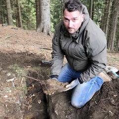 Michael Gurschka während der Bergung sowjetischer Gefallener auf dem Hochwechsel. (Foto: Archiv Gurschka)