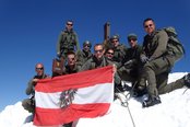 Karl Pavlis (re.) und die Teilnehmer des Generalstabskurses am Gipfel des Großglockners. (Foto: Bundesheer/Stattmann)