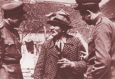 Zwei sowjetische Offiziere im Gespräch mit einem Ortsbewohner im Burgenland. (Foto: HGM)