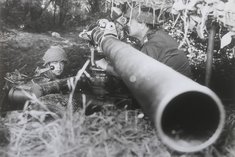 Ein Vizeleutnant richtet eine rückstoßfreie Panzerabwehrkanone (rPAK) ein. (Foto: Bundesheer/Archiv Truppendienst)