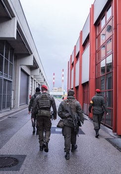 Soldaten vom Jägerbataillon Wien 2 "Maria Theresia" beim Schutzobjekt der Wiener Netze in Erdberg. (Foto: Nick Rainer)