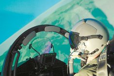 Ein Eurofighter-Pilot trainiert am Simulator. (Foto: Bundesheer)