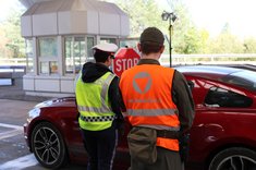 Die Assistenzsoldaten des Bundesheeres unterstützen die Polizei bei der Personen- und Kfz-Kontrolle. (Foto: TD/Keusch)