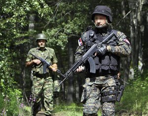 Mixed teams patrolling the border in impassable areas. (Photo: Serbian MOD)