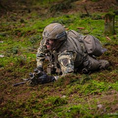 Ein Kommandant nimmt Einblick ins Gelände. (Foto: Martin Schwarz)