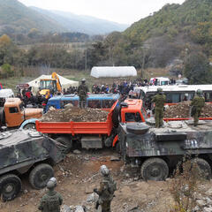 Deutsche und österreichische Kräfte an der mit Lastkraftwagen und Bussen errichteten Straßensperre bei Zupce im Nordkosovo. Die Situation ist noch „ruhig“. (Foto: ORFBtl)
