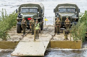 Der Transport von militärischem Gerät und Personal, auch mit Pontonbrücken oder Fähren, ist in Russland eine Aufgabe der Logistiktruppe. (Fotos: Mil.ru; CC BY-SA 4.0)