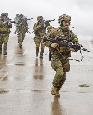 Deutsche Infanteristen greifen in der Stadt entlang einer Straße an. (Foto: Carl Schulze)