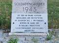 Diese Zusatztafel gibt Auskunft über die Umbettung der einst hier gefallenen deutschen Soldaten in den Soldatenfriedhof Oberwölbling. (Foto: RedTD/Gerold Keusch)