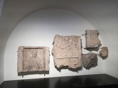 Römische Grabsteine, die in Lauriacum ausgegraben wurden. (Foto: Truppendienst/Gerold Keusch)