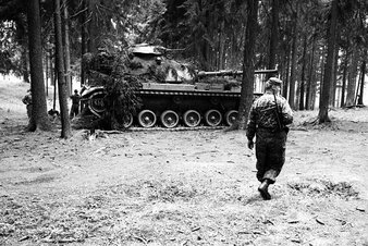 Ein Kampfpanzer M60A1 und ein Soldat im Einsatzraum. (Foto: Bundesheer)