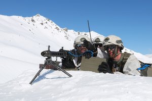 Ein Gruppenkommandant erteilt seinem MG-Trupp und einem Schützen einen Kampfauftrag. Die Soldaten beziehen die Stellungen. (Foto: RedTD/Gerold Keusch)