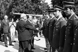 Bundespräsident Franz Jonas und Verteidigungsminister Karl Lütgendorf gratulieren dem Jahrgang Starhemberg 1683 zur Ausmusterung. (Foto: Bundesheer)