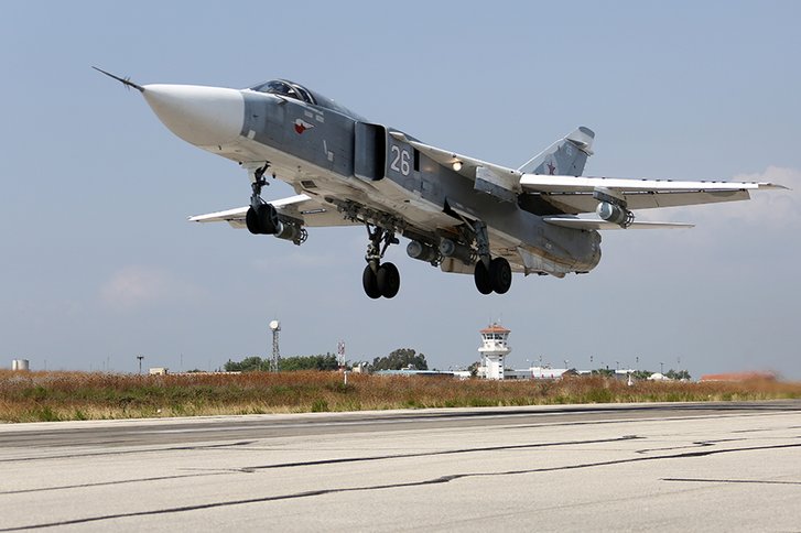 Ein Su-24-Flugzeug der russischen Luftwaffe beim Landeanflug auf den russischen Luftwaffenstützpunkt in Latakia. (Foto: Ministry of Defence of the Russian Federation/www.mil.ru)