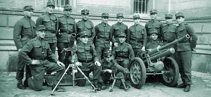 Die schweren Waffen eines Bataillons des Bundesheeres im Jahr 1937. Rechts außen steht eine Infanteriekanone. (Foto: Archiv Rauchenbichler)