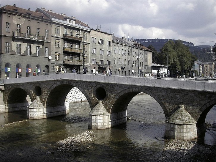Die Lateinerbrücke (vormals Princip-Brücke) in Sarajewo - der Schauplatz des Attentats. (Foto: Baumi, CC BY-SA 3.0)