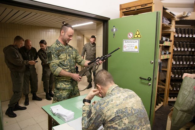 Die Übung begann mit der Meldung der Teilnehmer in der Kompanie. Danach erfolgte das Ausfassen des Sturmgewehres sowie der sonstigen Ausrüstung und der neuen Tarnuniform. (Foto: Bundesheer/Gerold Keusch)