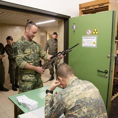 Die Übung begann mit der Meldung der Teilnehmer in der Kompanie. Danach erfolgte das Ausfassen des Sturmgewehres sowie der sonstigen Ausrüstung und der neuen Tarnuniform. (Foto: Bundesheer/Gerold Keusch)