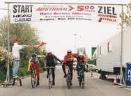 Luis Wildpanner (re.) und sein Team beim 500-Meilen-Qualifikationsrennen für das „Race Across America“ von Bregenz nach Wien im Jahr 1995. (Foto: Archiv Wildpanner)