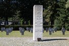 Denkmal in der Mitte des Soldatenfriedhofes im Stadtfriedhof, wo 610 deutsche Soldaten und 30 Angehörige anderer Nationen bestattet sind. (Foto: RedTD/Gerold Keusch) 