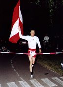 Zieleinlauf als Europameister mit rot-weiß-roter Fahne. (Foto: Werner Planer)