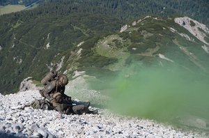 Soldaten üben die medizinische Evakuierung eines verletzten Kameraden. (Foto: ÖBH/Steingassner)