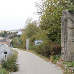 Blick auf Enns entlang der ehemaligen Reichs- und späteren Bundesstraße mit Denkmälern nach der Ennsbrücke. (Foto: RedTD/Gerold Keusch)