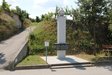 Dieses Denkmal neben der Straße bei Hollenburg erinnert an den Verlauf der letzten Hauptkampflinie in diesem Bereich. (Foto: RedTD/Gerold Keusch) 