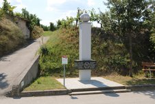 Dieses Denkmal neben der Straße bei Hollenburg erinnert an den Verlauf der letzten Hauptkampflinie in diesem Bereich. (Foto: RedTD/Gerold Keusch) 