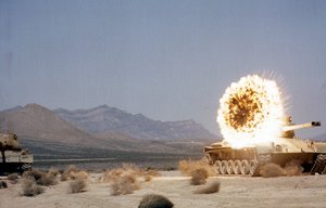 Panzer können durch moderne Panzerabwehrlenkwaffen bekämpft werden - hier ein M47 "Patton", der von einem lasergesteuerten Anti-Tank-Geschoß getroffen wird. (Foto: U.S. Army/Tom Moore, DA-SC-88-01655)